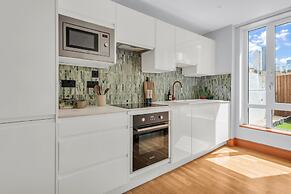Two Bedroom Apartment in Limehouse