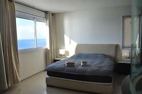 Isra Home Luxury Apartment with Sea View