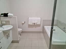 Best Western Plus North Lakes Hotel