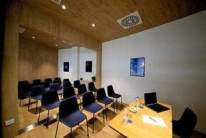 Air Rooms Rome Airport by HelloSky