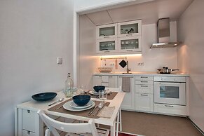 Portuguese Living Columbano Executive