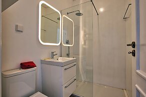 Portuguese Living Columbano Executive