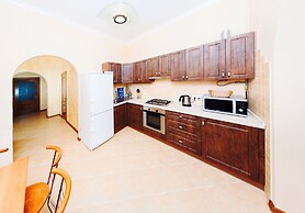 Hotrent Baseina Street Area