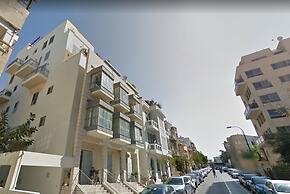 Family Apt & Private Garden near Beach by FeelHome