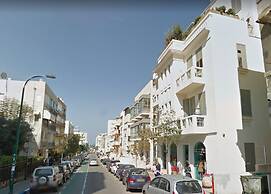 Family Apt & Private Garden near Beach by FeelHome