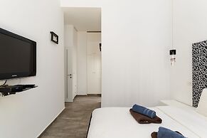 Family Apt & Private Garden near Beach by FeelHome