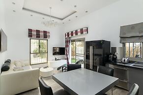 Family Apt & Private Garden near Beach by FeelHome