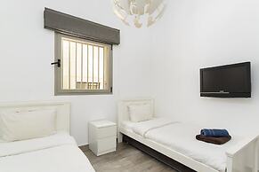 Family Apt & Private Garden near Beach by FeelHome