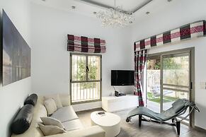 Family Apt & Private Garden near Beach by FeelHome