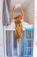 Wonderland Hostel By GB Collection