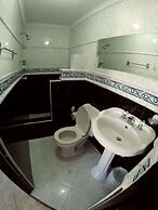 Wonderland Hostel By GB Collection