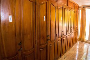 Wonderland Hostel By GB Collection