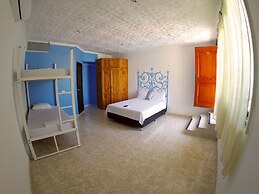 Wonderland Hostel By GB Collection