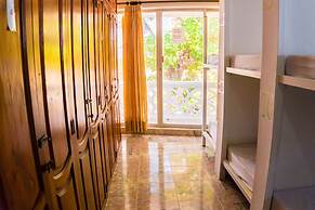 Wonderland Hostel By GB Collection