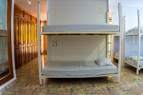 Wonderland Hostel By GB Collection