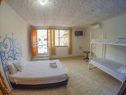 Wonderland Hostel By GB Collection