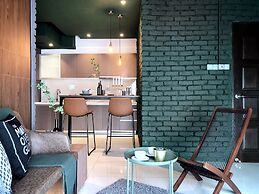 Wong's Homestay at Regalia Residence