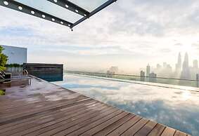 Wong's Homestay at Regalia Residence