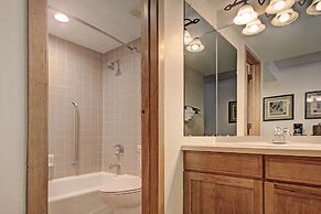 VS641H Village Square 1Br 1Ba Hotel Room