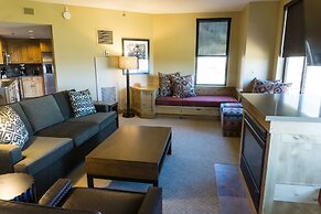 Deluxe condo in newly remodeled Grand Summit Hotel by RedAwning - Save