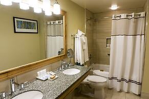 Deluxe condo in newly remodeled Grand Summit Hotel by RedAwning - Save