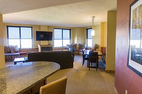 Deluxe condo in newly remodeled Grand Summit Hotel by RedAwning - Save