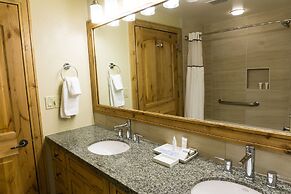 Exquisite Condo, Great for Families, Ski in/out by RedAwning - Save 20