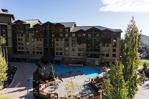 Fully Renovated Suite with Full Kitchen by RedAwning - Save 20% on 7+ 