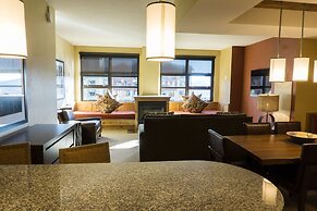 Fully Renovated Suite with Full Kitchen by RedAwning - Save 20% on 7+ 