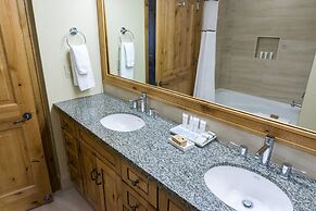 Fully Renovated Suite with Full Kitchen by RedAwning - Save 20% on 7+ 