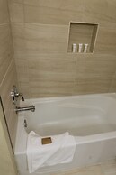 Fully Renovated Suite with Full Kitchen by RedAwning - Save 20% on 7+ 