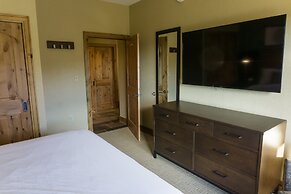 Fully Renovated Suite with Full Kitchen by RedAwning - Save 20% on 7+ 