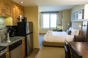 Updated Studio w Full Kitchen Spacious Living Room by RedAwning - Save