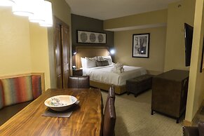 Updated Studio w Full Kitchen Spacious Living Room by RedAwning - Save