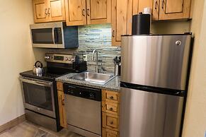 Updated Studio w Full Kitchen Spacious Living Room by RedAwning - Save