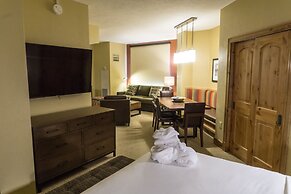 Updated Studio w Full Kitchen Spacious Living Room by RedAwning - Save