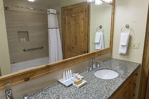 Updated Studio w Full Kitchen Spacious Living Room by RedAwning - Save