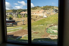 Updated Studio w Full Kitchen Spacious Living Room by RedAwning - Save