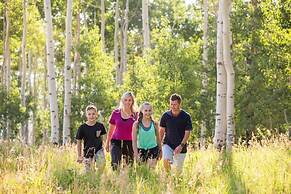 Updated Studio w Full Kitchen Spacious Living Room by RedAwning - Save