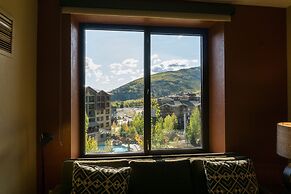 Updated Studio w Full Kitchen Spacious Living Room by RedAwning - Save