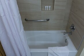 Updated Studio w Full Kitchen Spacious Living Room by RedAwning - Save