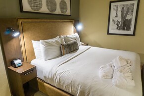 Updated Studio w Full Kitchen Spacious Living Room by RedAwning - Save