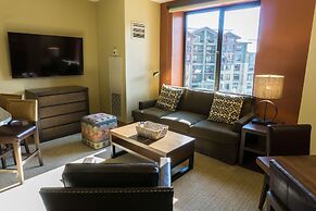 Updated Studio w Full Kitchen Spacious Living Room by RedAwning - Save