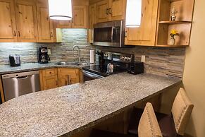 Updated Studio w Full Kitchen Spacious Living Room by RedAwning - Save