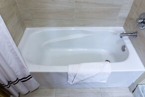 Updated Studio w Full Kitchen Spacious Living Room by RedAwning - Save