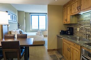 Unbeatable views from totally renovated studio by RedAwning - Save 20%