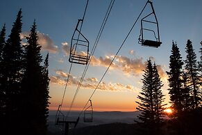 Grand Summit Hotel, a Ski in/out by RedAwning - Save 20% on 7+ Nights!