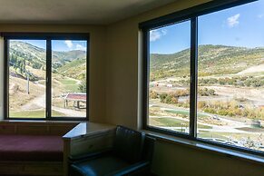 Grand Summit Hotel Spacious Family Suite by RedAwning - Save 20% on 7+