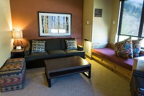 Grand Summit Hotel Spacious Family Suite by RedAwning - Save 20% on 7+