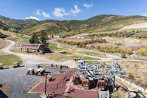 Grand Summit Hotel Spacious Family Suite by RedAwning - Save 20% on 7+